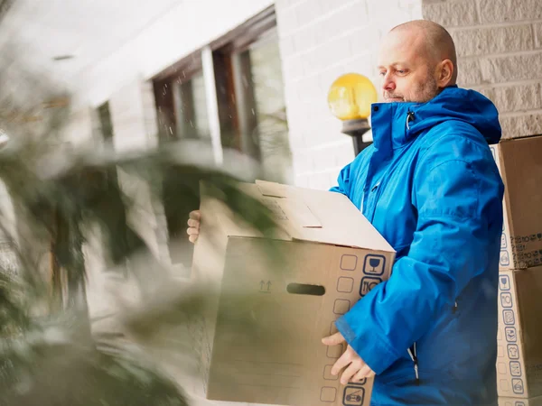 Homem transportando caixas móveis Fotografias De Stock Royalty-Free