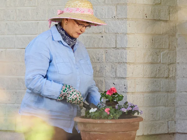 Volwassen vrouw tuinieren — Stockfoto