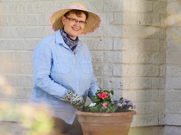 Donna matura giardinaggio — Foto Stock