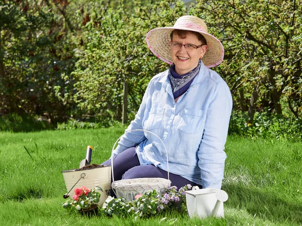 Érett nő kertészkedés — Stock Fotó