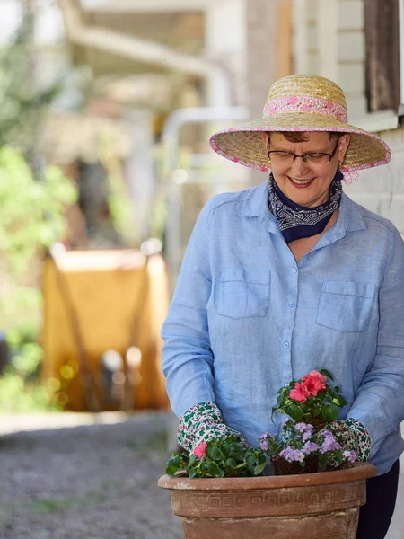 Volwassen vrouw tuinieren — Stockfoto
