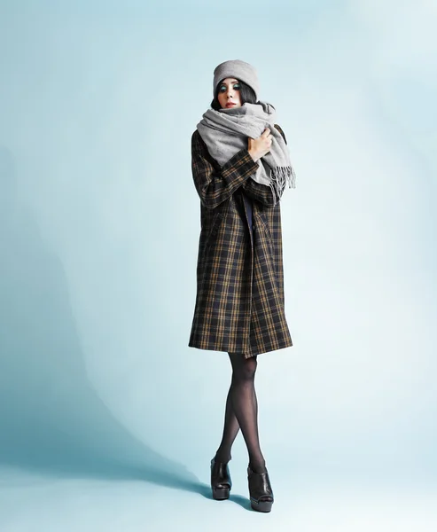 Mujer y abrigo —  Fotos de Stock
