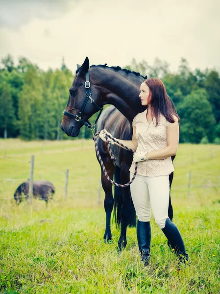 Kvinna och häst — Stockfoto