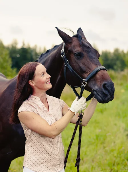 Mujer y caballo — Foto de Stock