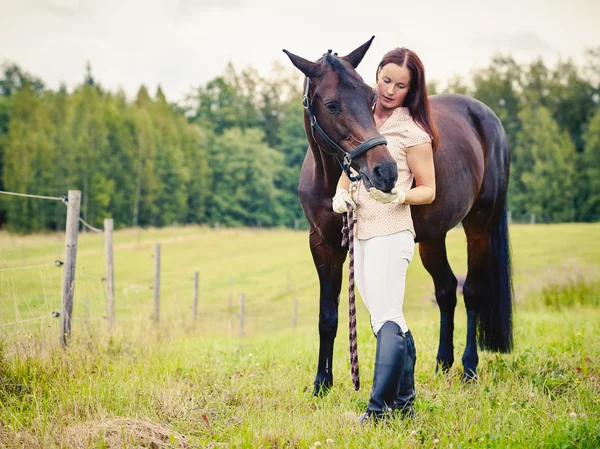 Mulher e cavalo — Fotografia de Stock