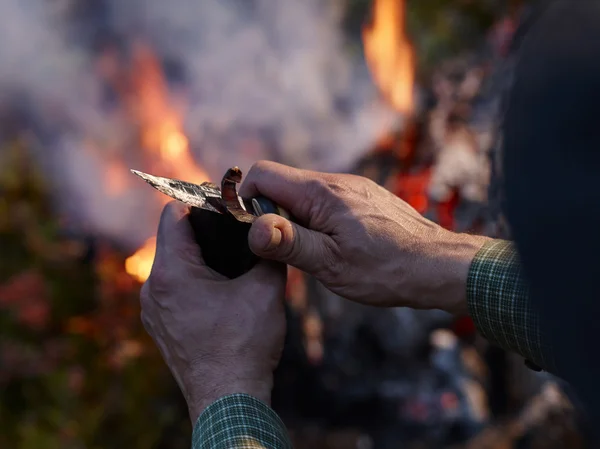 Viande de renne séchée et feu de camp — Photo