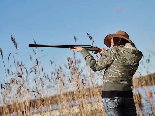 Female duck hunter — Stock Photo, Image