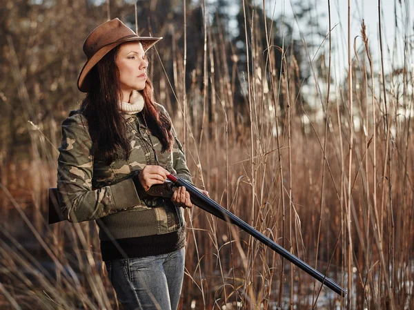 Female duck hunter — Stock Photo, Image