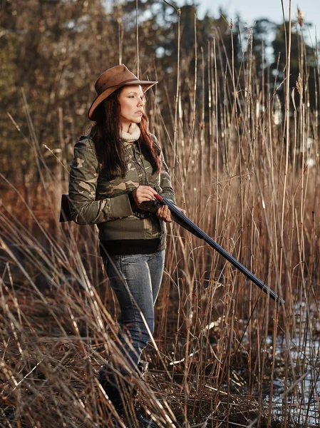 Female duck hunter — Stock Photo, Image