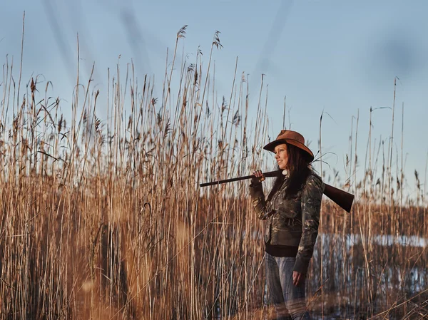 Female duck hunter — Stock Photo, Image