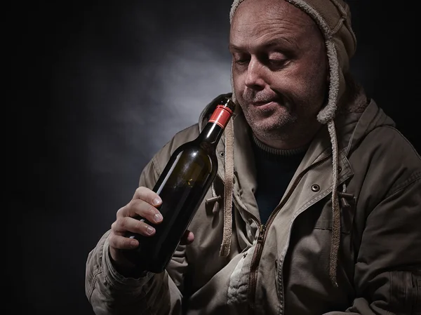 Alkohol- und Weinflasche mittleren Alters — Stockfoto