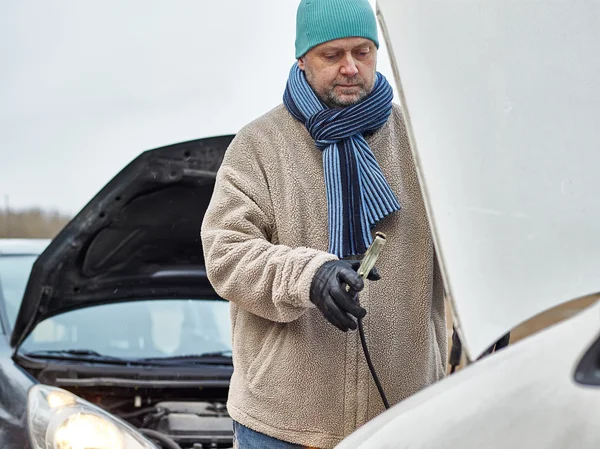 Male and jumper cables — Stock Photo, Image
