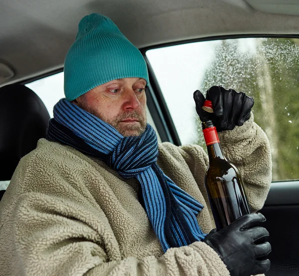 Fahrer und Weinflasche — Stockfoto