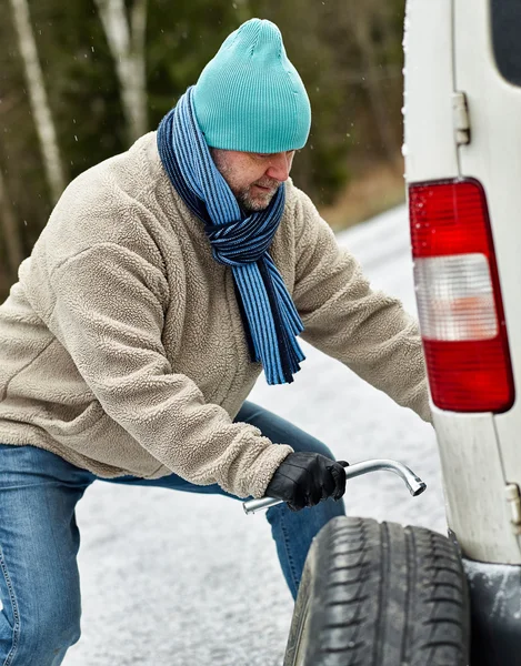 Male and tire exchange — Stock Photo, Image