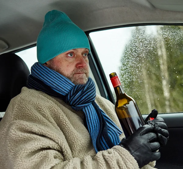 Motorista e garrafa de vinho — Fotografia de Stock