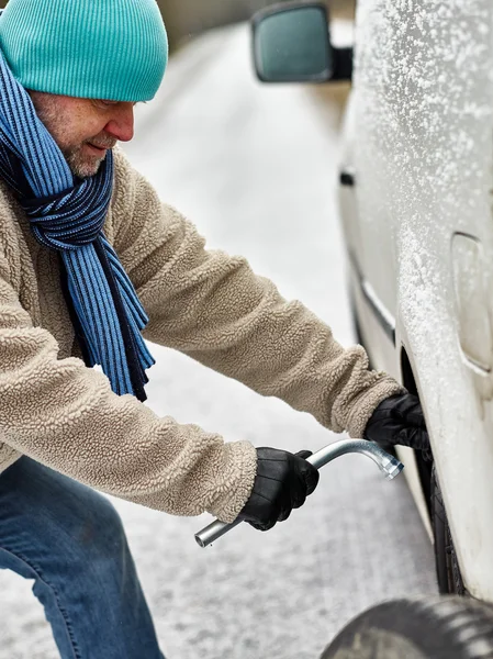 Male and tire exchange — Stock Photo, Image