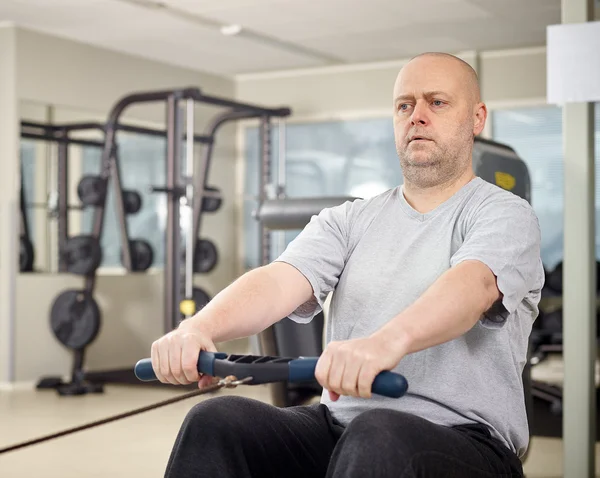 Man i gymmet — Stockfoto