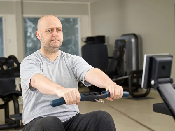 Spor salonundaki adam. — Stok fotoğraf