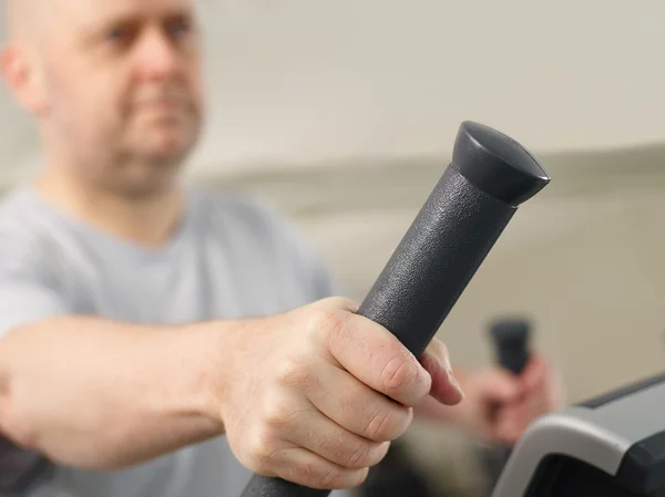 Homme dans la salle de gym — Photo