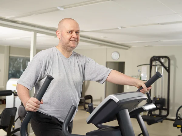 Spor salonundaki adam. — Stok fotoğraf