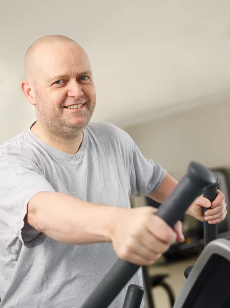 Spor salonundaki adam. — Stok fotoğraf