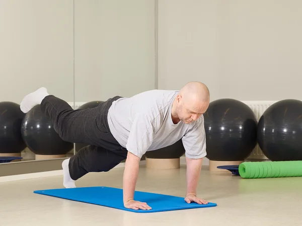 Uomo in palestra — Foto Stock