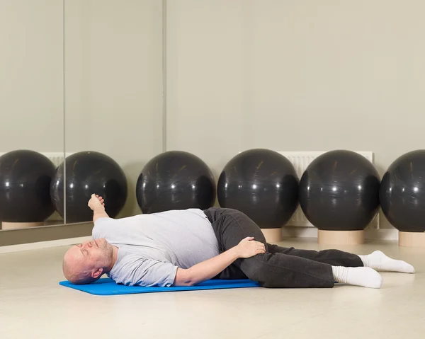 Uomo in palestra — Foto Stock