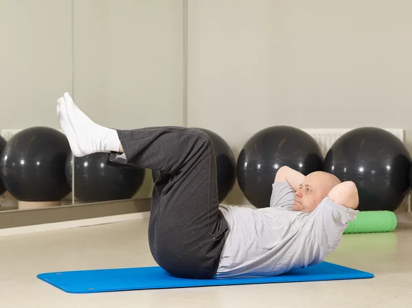 Homme dans la salle de gym — Photo