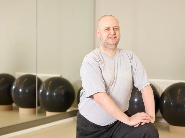 Homme dans la salle de gym — Photo