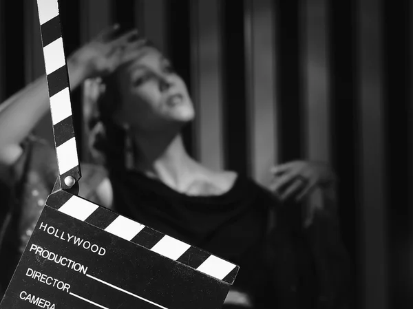 Hollywood donna e clapboard — Foto Stock