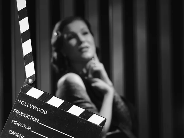 Hollywood kobieta i clapboard — Zdjęcie stockowe