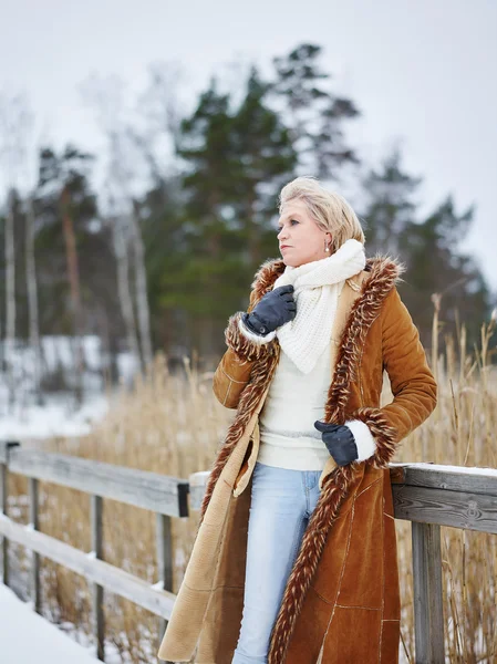 Wanita modis dan pakaian musim dingin - pemandangan pedesaan — Stok Foto