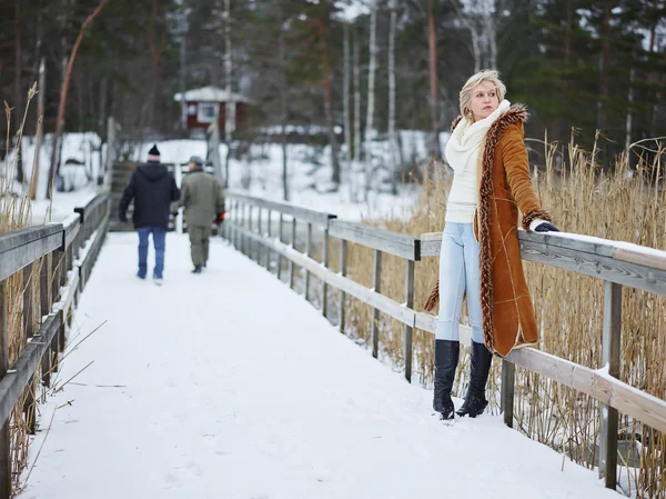 Модная женщина и зимняя одежда - сельская сцена — стоковое фото