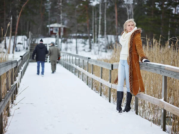 Fashionabla kvinna och vinter kläder - landsbygdens scen — Stockfoto