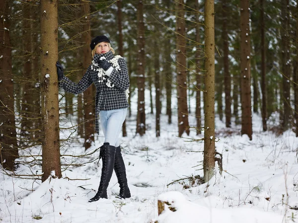 Mulher na moda e roupa de inverno - cena rural — Fotografia de Stock