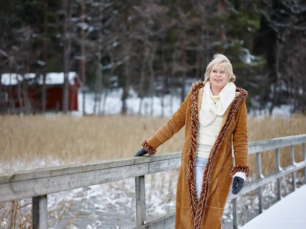 Modieuze vrouw en winter kleren - landelijke scène — Stockfoto