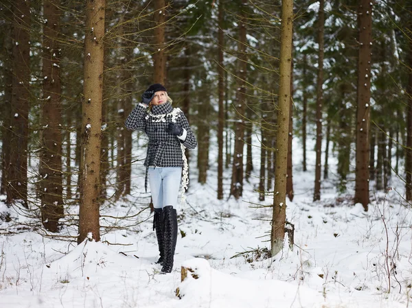 Modieuze vrouw en winter kleren - landelijke scène — Stockfoto