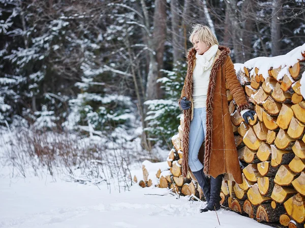 Modieuze vrouw en winter kleren - landelijke scène — Stockfoto