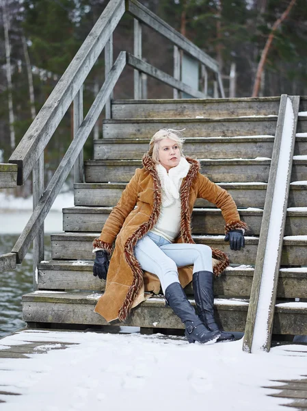 Fashionabla kvinna och vinter kläder - landsbygdens scen — Stockfoto