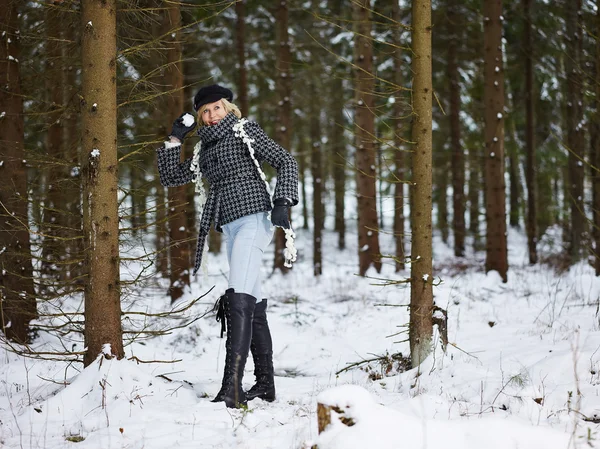 Divatos nő, és a téli ruhák - vidéki táj — Stock Fotó