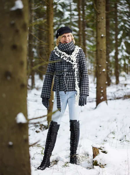 Fashionabla kvinna och vinter kläder - landsbygdens scen — Stockfoto