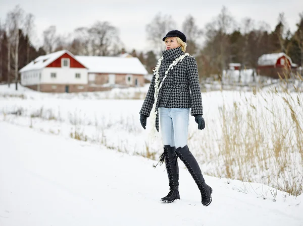 Модная женщина и зимняя одежда - сельская сцена — стоковое фото