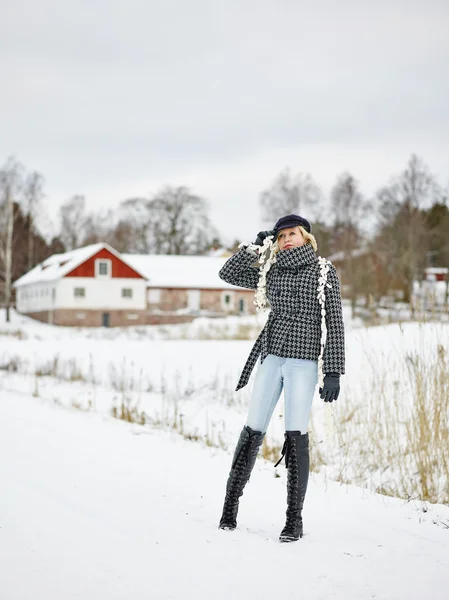 Modieuze vrouw en winter kleren - landelijke scène — Stockfoto