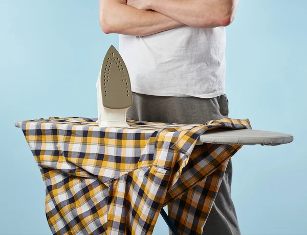 Huishoudelijke karweitjes, Strijkservice man — Stockfoto