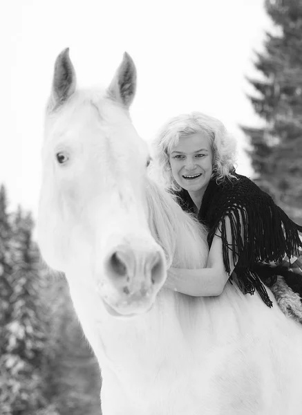 Witte paard en de vrouw — Stockfoto