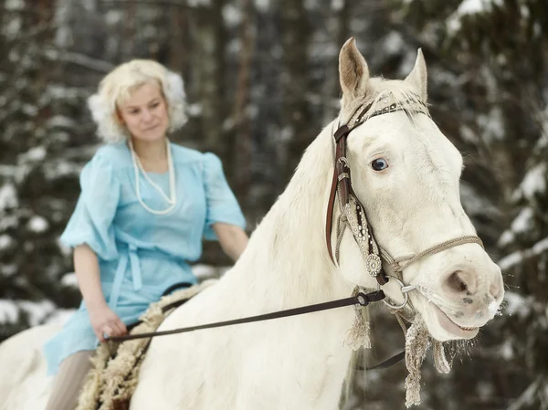 Witte paard en de vrouw — Stockfoto