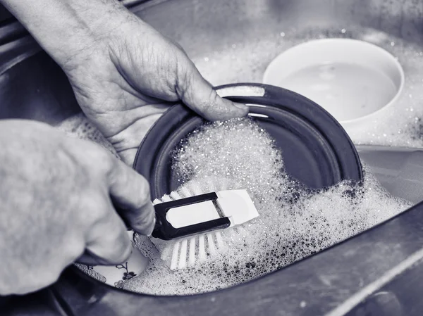 Homem lavando um prato — Fotografia de Stock