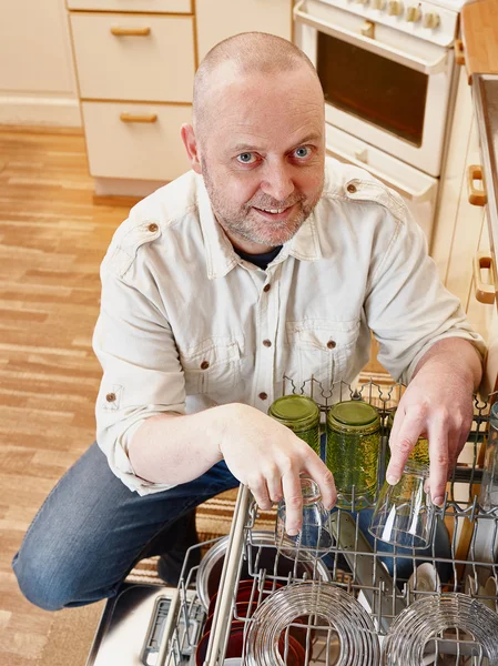 Man en vaatwasser — Stockfoto