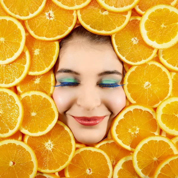 Женщина и апельсины — стоковое фото