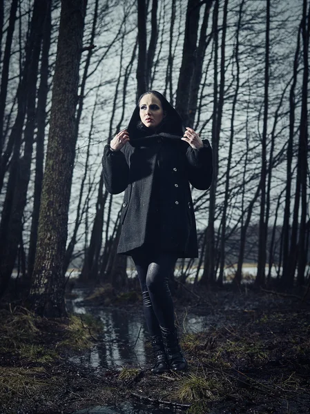 Fashionable woman, outdoor posing in March — Stock Photo, Image